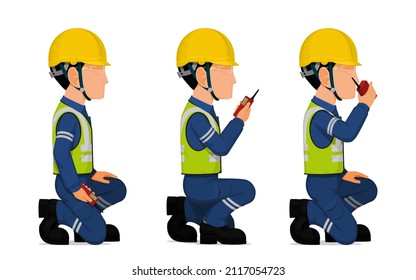 Un grupo de trabajadores sostiene un walkie-talkie
