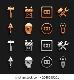 Coloque el casco de seguridad de los trabajadores, el protector de martillo y llave, el molino de ángulo, el tomacorriente eléctrico, Trowel y el icono de barrera de carretera. Vector
