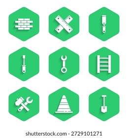 Llave inglesa, cono de tráfico, pala, escalera de madera, martillo y llave, destornillador, archivo de metal Rasp e icono de ladrillos. Vector