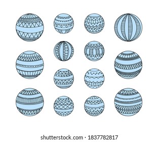 Juego de juguetes Xmax decorados con bolas estilizadas con diversos adornos. Kit de esquema de la bola de navidad colgante. Decoración gráfica con contornos negros aislados sobre fondo blanco. Símbolo de decoración de árbol de navidad simple aislado