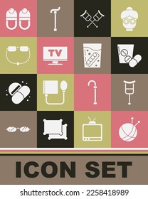 Set Garnkugel mit Stricknadeln, Krücken oder Krücken, Medicine Tablette, Smart Tv, Brillen, Slippers und False Kiefer Symbol. Vektorgrafik