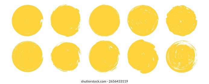 Conjunto de círculos ásperos de sol de pincel amarillo. Grunge mano dibujado sellos redondos. Elementos Abstractas del crayón en el fondo blanco