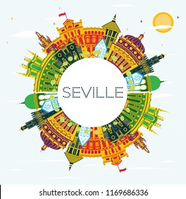 Esquina de la ciudad de Sevilla España con Edificios de Color, Cielo Azul y Espacio de Copia. Ilustración vectorial. Concepto de viajes de negocios y turismo con edificios históricos. El paisaje urbano de Sevilla con monumentos.