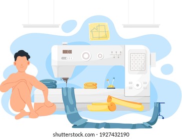 Máquina de coser con trozo de tela azul. Adaptación personalizada con equipo especial. El tipo de traje de baño tras baño está sentado cerca de una máquina de coser. Hombre descansando mientras hace ropa en estudio o taller