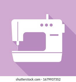 Señal de máquina de coser. Icono blanco con una larga sombra en fondo morado.  Ilustración.