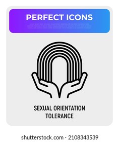 Icono de línea delgada de tolerancia a la orientación sexual: manos sosteniendo el arco iris. Ilustración vectorial moderna.