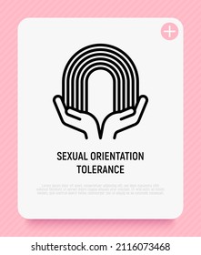 Icono de línea delgada de tolerancia a la orientación sexual: manos sosteniendo el arco iris. Ilustración vectorial moderna.