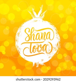 Shana Tova Hand-Schrift mit Pinselstrich Granatapfel und Honig Bokeh-Hintergrund. Jüdisches Neujahr Rosh Hashanah Grußkarte. Phrase übersetzt "Good Year". Vektorgrafik.