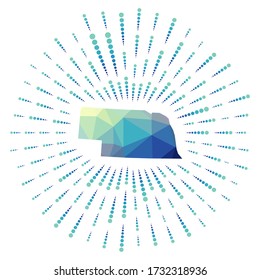 Forma de Nebraska, explosión solar poligonal. Mapa del estado de estados unidos con coloridos rayos de estrellas. Ilustración de Nebraska en digital, tecnología, internet, estilo de red. Ilustración vectorial.