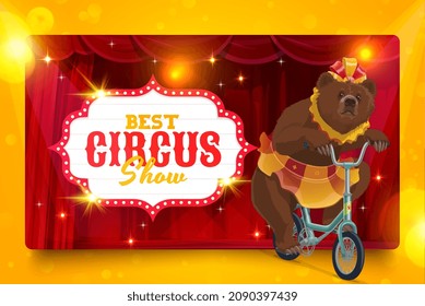 Caricatura del circo de Shapito entrenada al oso en bicicleta. Escenario vectorial de la carpa superior de chapiteau, cortinas rojas, funfair o parque de diversiones show de animales entrenados con oso con disfraz gracioso montando en bicicleta