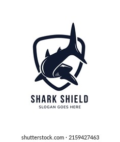 plantilla de diseño de logotipo de protección de tiburones con color azul plano monocromo. combinación entre el escudo y el pez tiburón.