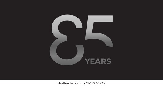 Número nítido angular 85 anos em prata, logotipo geométrico forte reflete experiência, realização. Emblema corporativo para marcos de 40 anos, marca comemorativa. Ilustração vetorial.