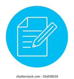 Icono de línea de lápices y hojas para web, móviles e infografías. Icono de blanco vector en el círculo azul claro aislado en fondo blanco.
