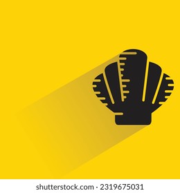 Muscheln mit Schatten auf gelbem Hintergrund