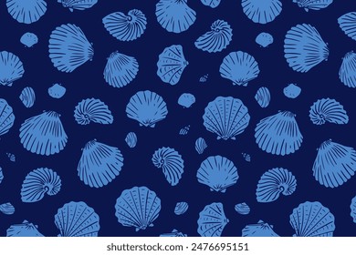 Conchas sin patrón. Conchas marinas dibujadas a mano sobre fondo azul oscuro. Diseño de inspiración marina. Tema costero y playa.