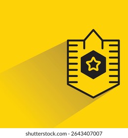 ícone de emblema de escudo com fundo amarelo-sombra
