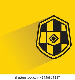insignia de escudo con sombra sobre fondo amarillo