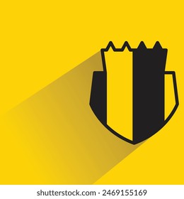 insignia de escudo con sombra sobre fondo amarillo