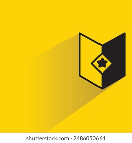 insignia de escudo con sombra sobre fondo amarillo