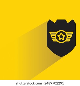 insignia de escudo con sombra sobre fondo amarillo