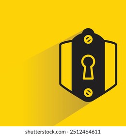 emblema de escudo com sombra no plano de fundo amarelo