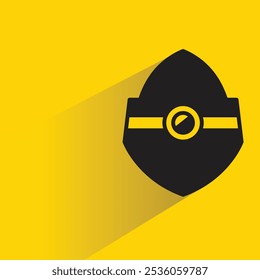 emblema de escudo com sombra no plano de fundo amarelo