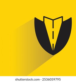 emblema de escudo com sombra no plano de fundo amarelo