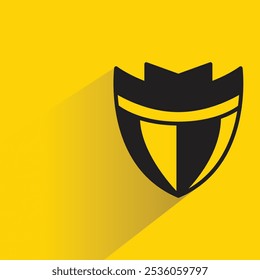 Insignia de escudo con sombra sobre fondo amarillo