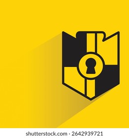 Icono de símbolo de insignia de escudo con fondo amarillo de sombra