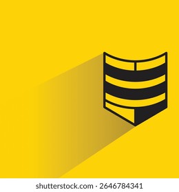 Icono de símbolo de insignia de escudo con fondo amarillo de sombra