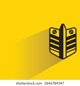 Icono de símbolo de insignia de escudo con fondo amarillo de sombra