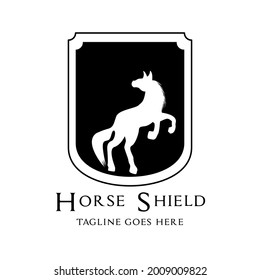 Escudo con el emblema del poderoso caballo para el diseño del logotipo.