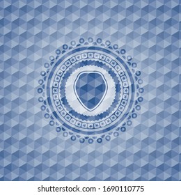 icono del escudo dentro del emblema poligonal azul.