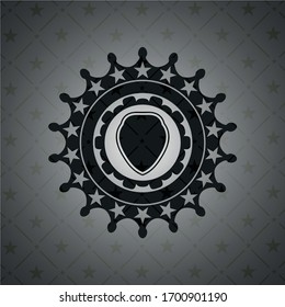icono de escudo dentro del emblema negro estilo retro