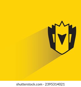 icono de escudo con sombra sobre fondo amarillo