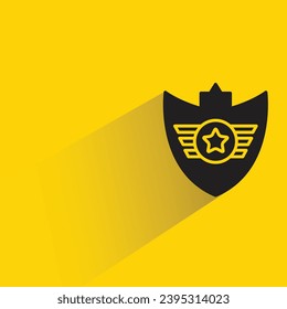 icono de escudo con sombra sobre fondo amarillo