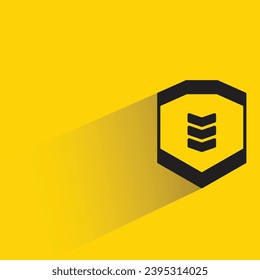 icono de escudo con sombra sobre fondo amarillo