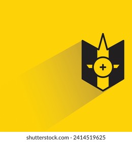 icono de escudo con sombra sobre fondo amarillo