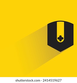 icono de escudo con sombra sobre fondo amarillo