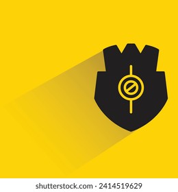 icono de escudo con sombra sobre fondo amarillo