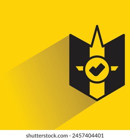 icono de escudo con sombra sobre fondo amarillo
