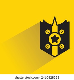 icono de escudo con sombra sobre fondo amarillo