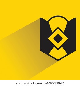 icono de escudo con sombra sobre fondo amarillo