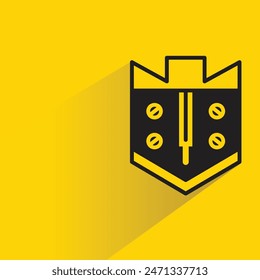 icono de escudo con sombra sobre fondo amarillo