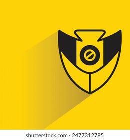 icono de escudo con sombra sobre fondo amarillo