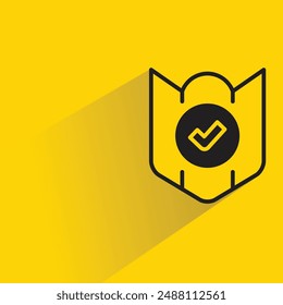 icono de escudo con sombra sobre fondo amarillo