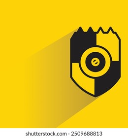 Icono de escudo con sombra sobre fondo amarillo