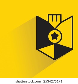 ícone de escudo com sombra no plano de fundo amarelo