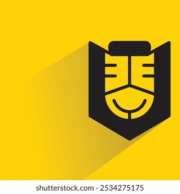 Icono de escudo con sombra sobre fondo amarillo