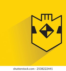 ícone de escudo com sombra no plano de fundo amarelo